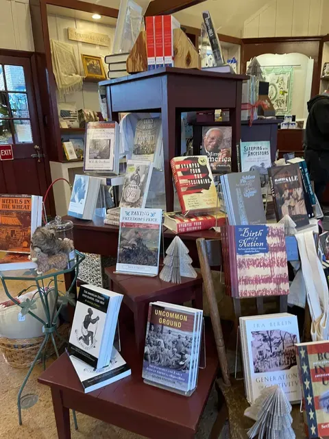 book display in the Stratford Hall gift shop sharing stories of early America 