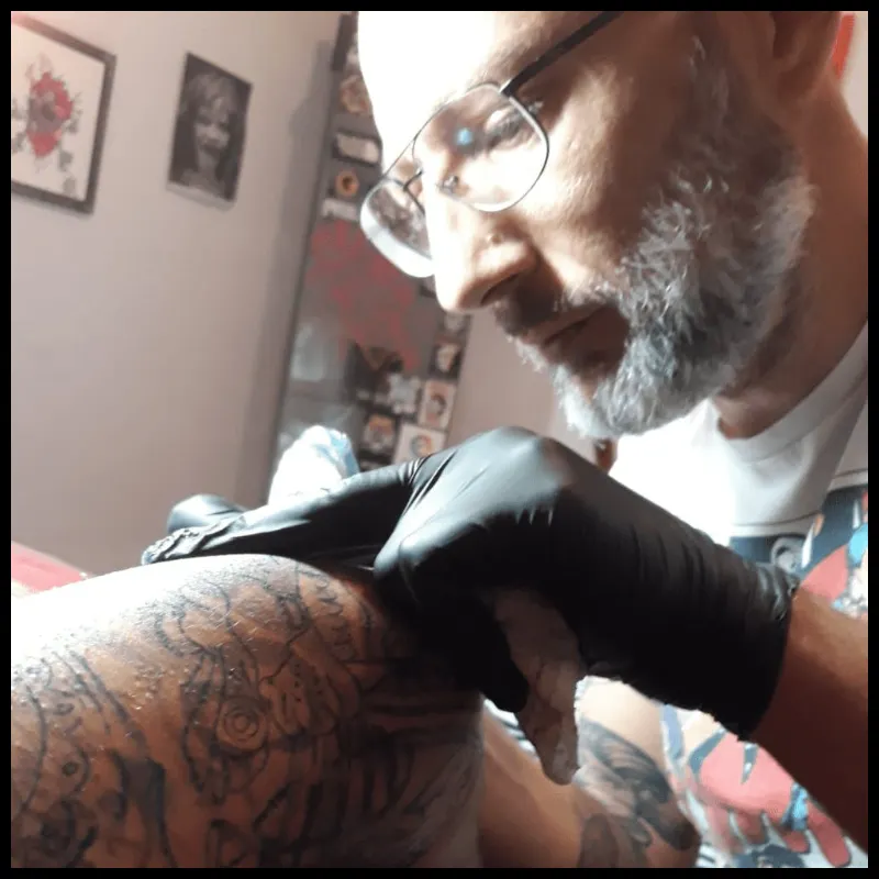 Imagen de Arantxa tatuando, propietaria del estudio de tatuaje