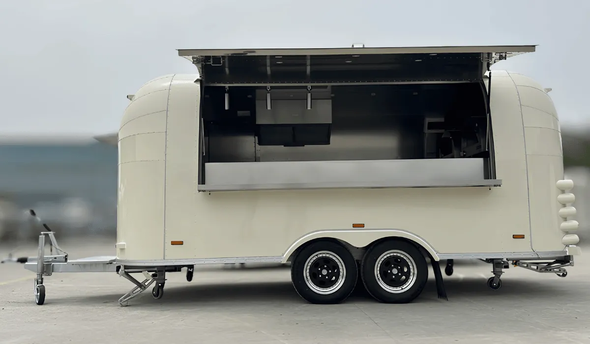 Airstream gastrotrailer 500 cm – dvojnápravový foodtrailer pre kompletnú varnú linku, vnútro 480×200×200 cm