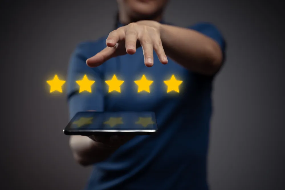 Man with 5-star reviews on laptop