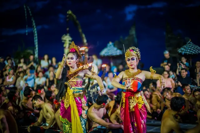 2-balinese-dancers-Free-Bali-Hotel-Stays -640x427