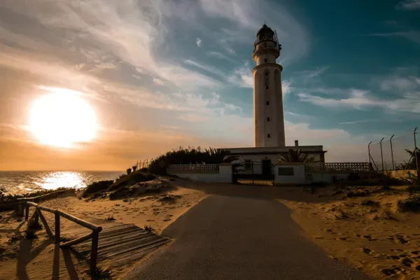 un faro en la costa de cadiz