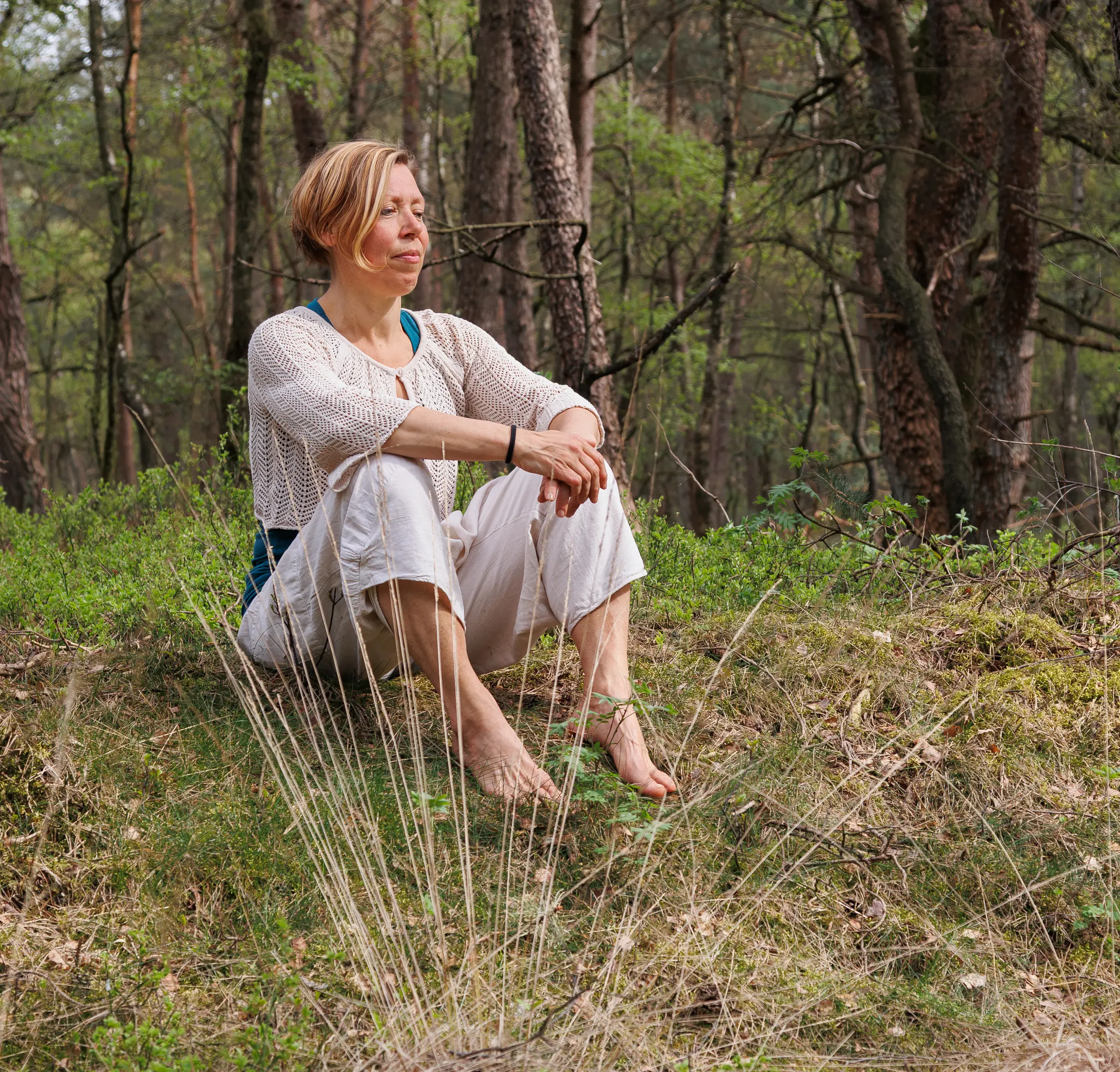 ingrid zit in het bos