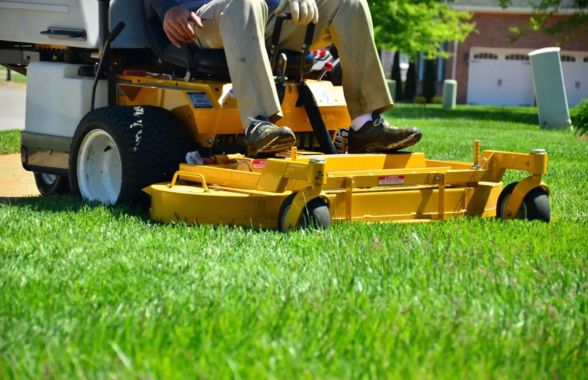 yellow-zero-turn-lawnmower-cut