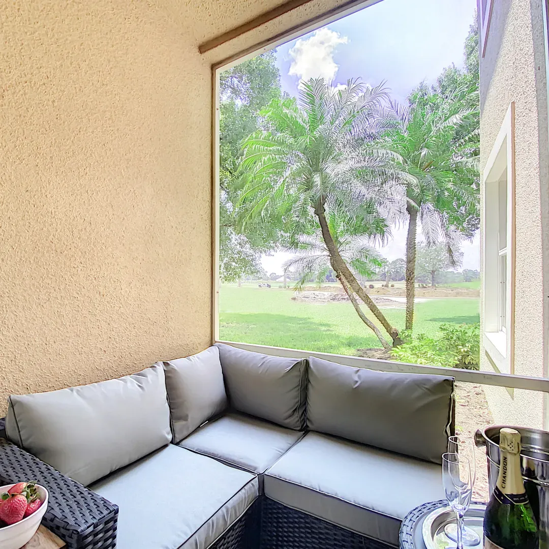 Golf View Escape: Patio, Sofa Group, and Smart TV Haven