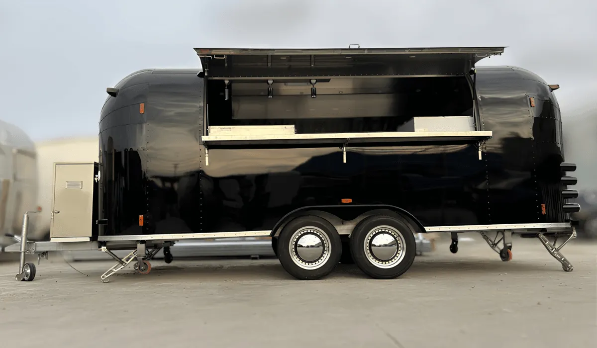 Airstream gastrotrailer 550 cm – dvojnápravový foodtrailer pre catering, vnútro 530×200×200 cm, COC