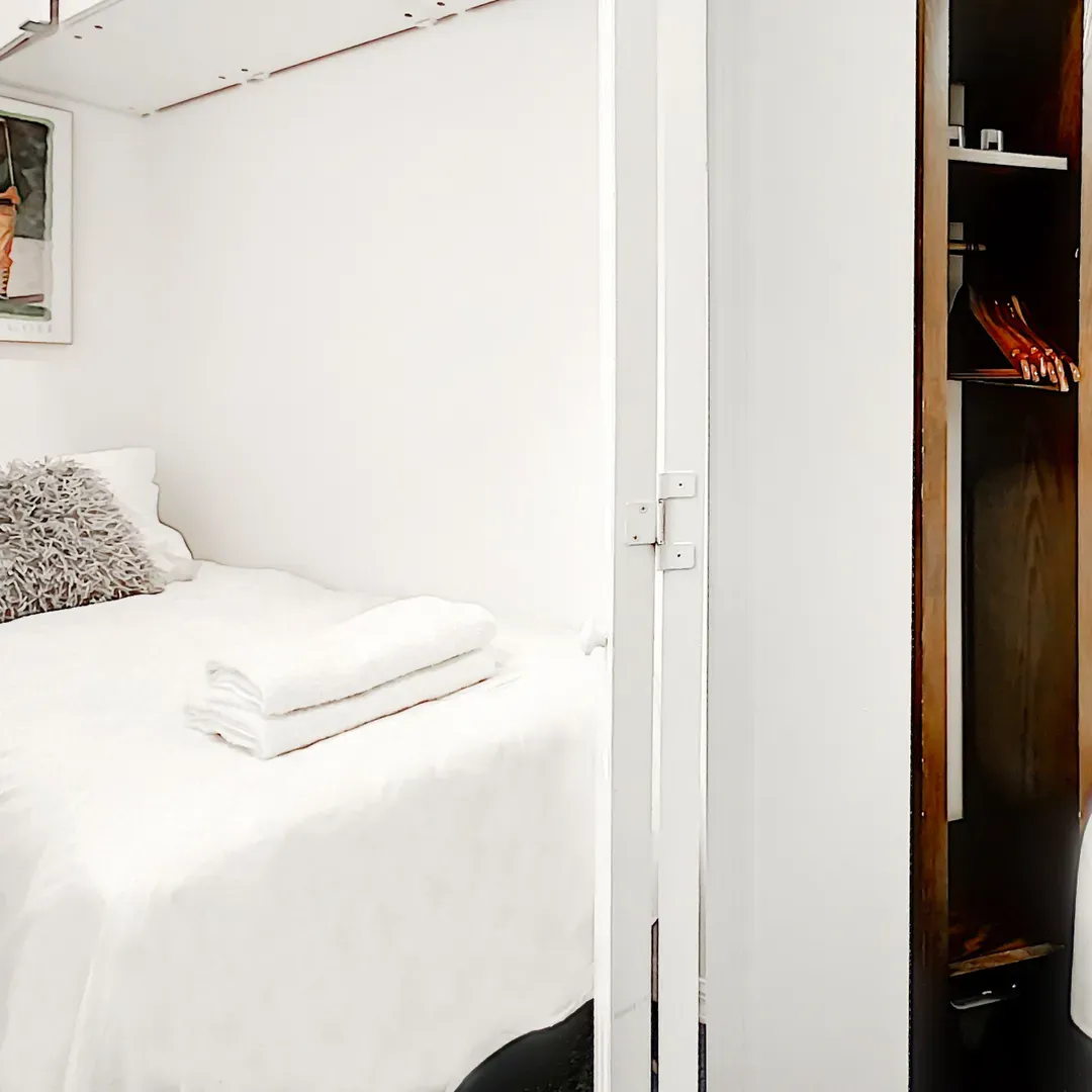 Cozy Retreat: Private Single Bed Den with Smart TV & Closet