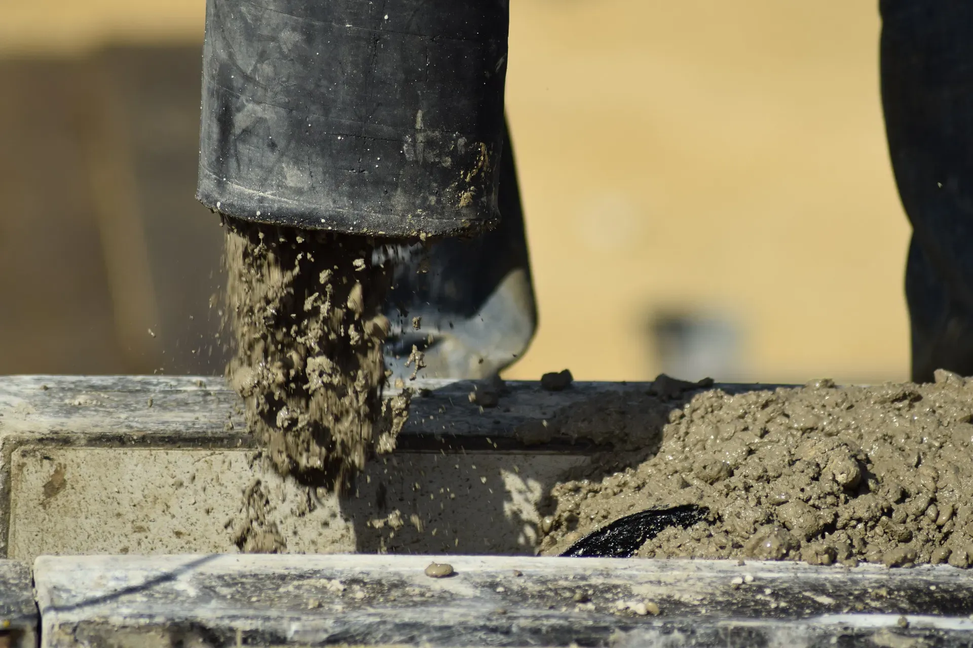 concrete-driveway-pouring