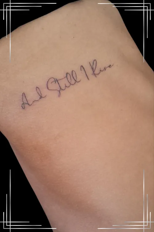 Imagen tatuaje la cara de un monstruo con cuernos y orejas en forma de alas de murciélago en estilo Blackwork
