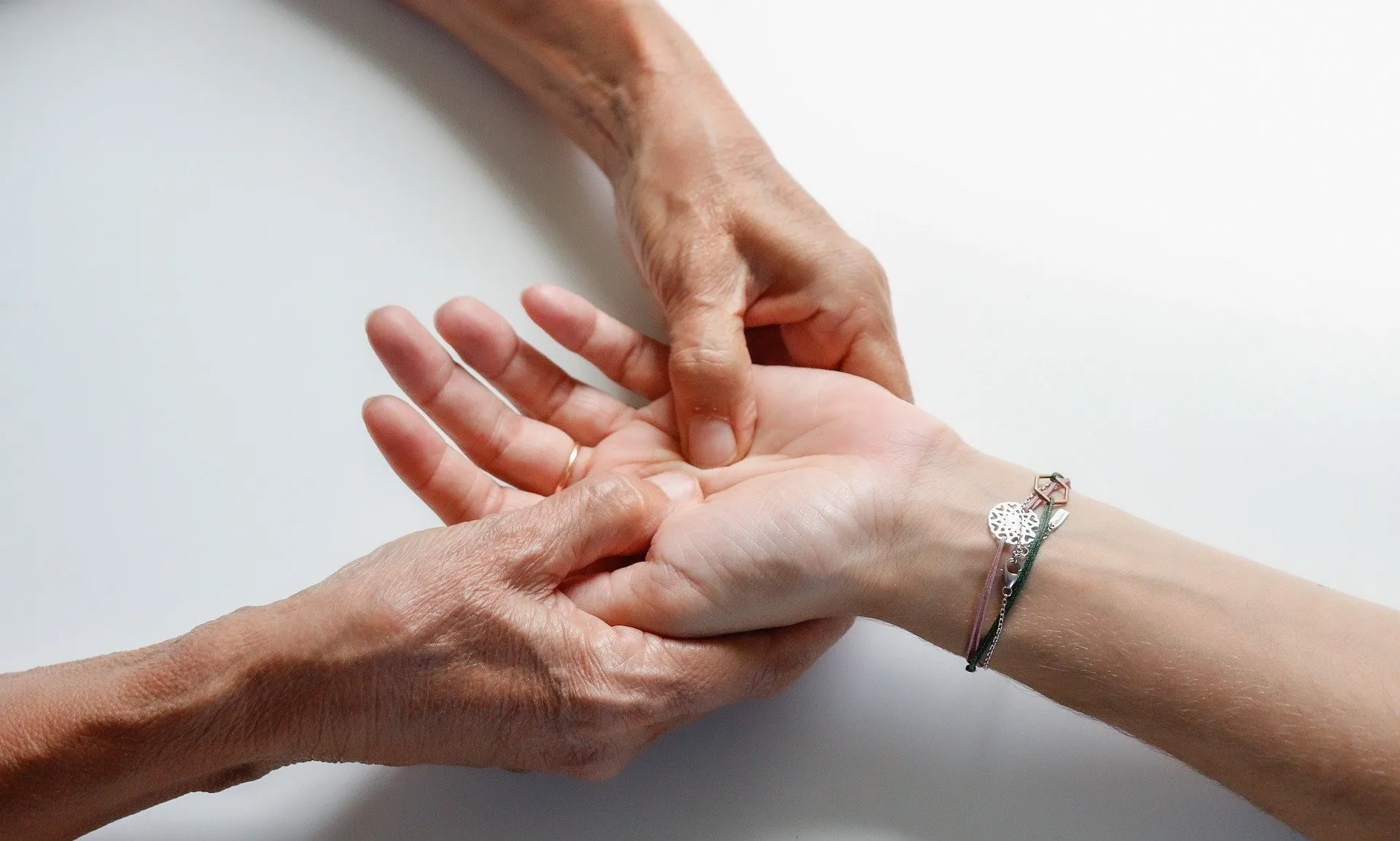 Using hand reflexology and essential oils is one way of combating allergies.