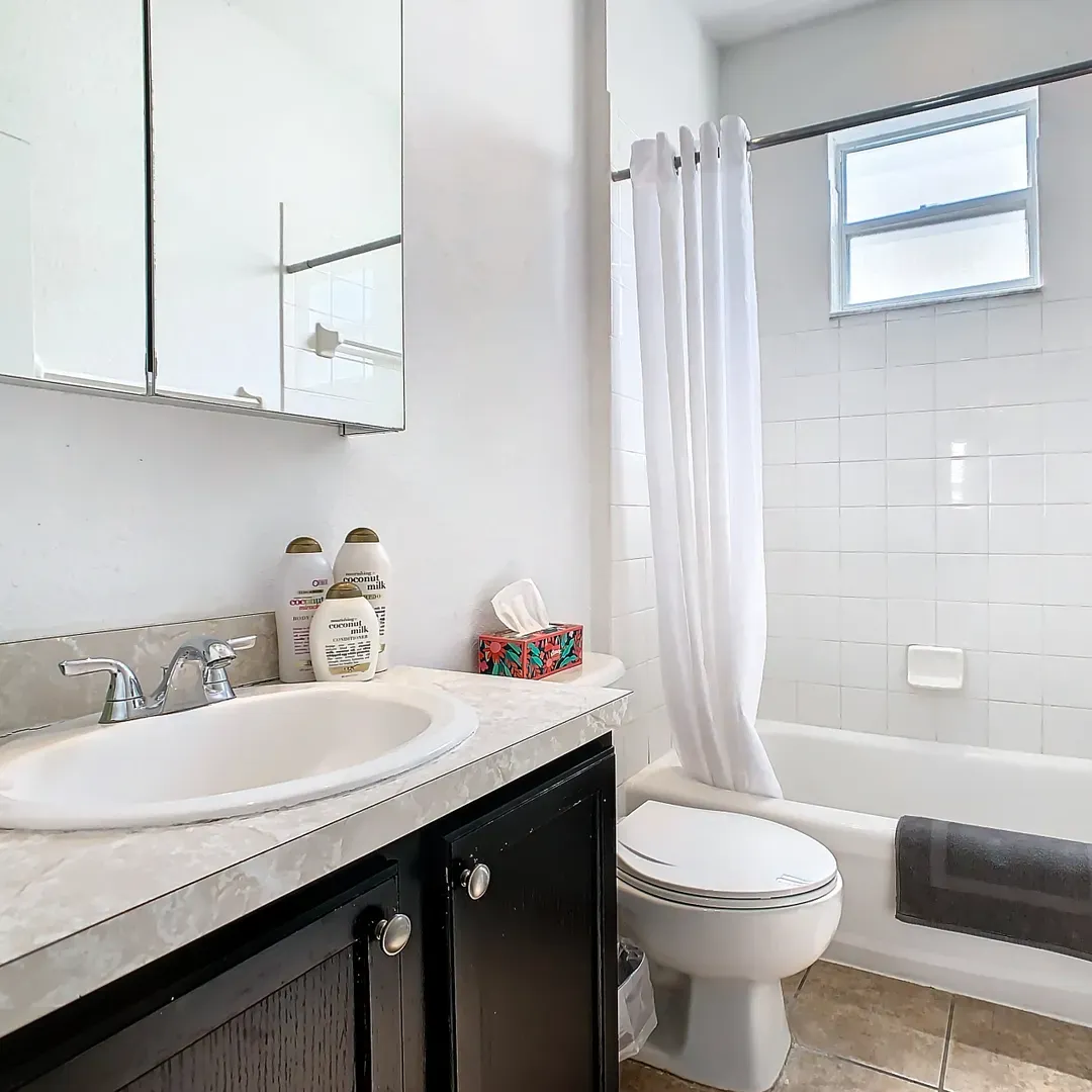 Bathroom #8 with Bathtub & Shower Combo