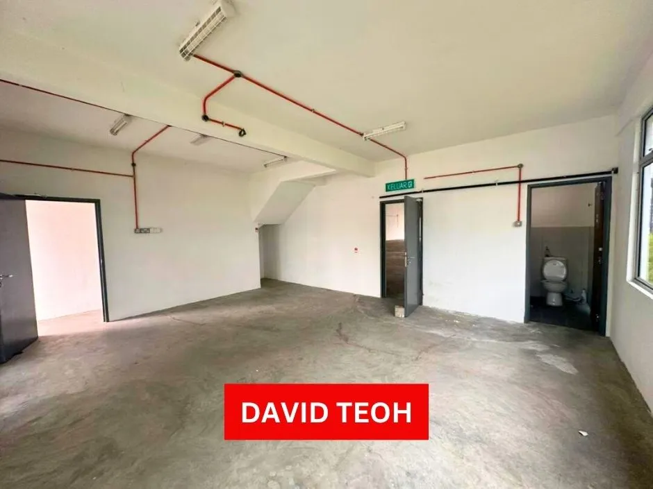 taman makmur lunas 1.5 storey semi deteched factory for rent