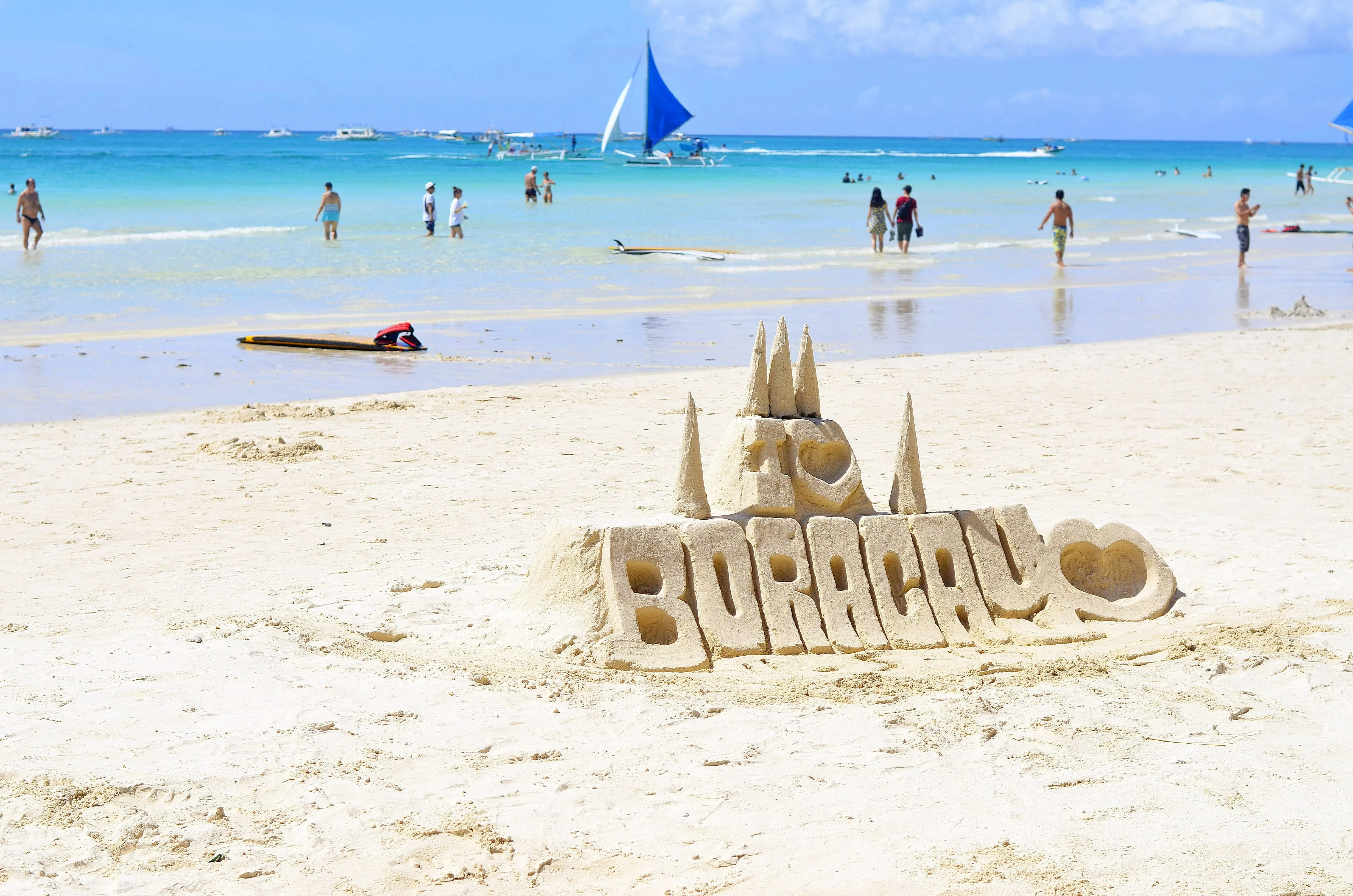 Boracay’s White Beach with palm trees and clear blue water – perfect for family holidays in the Philippines