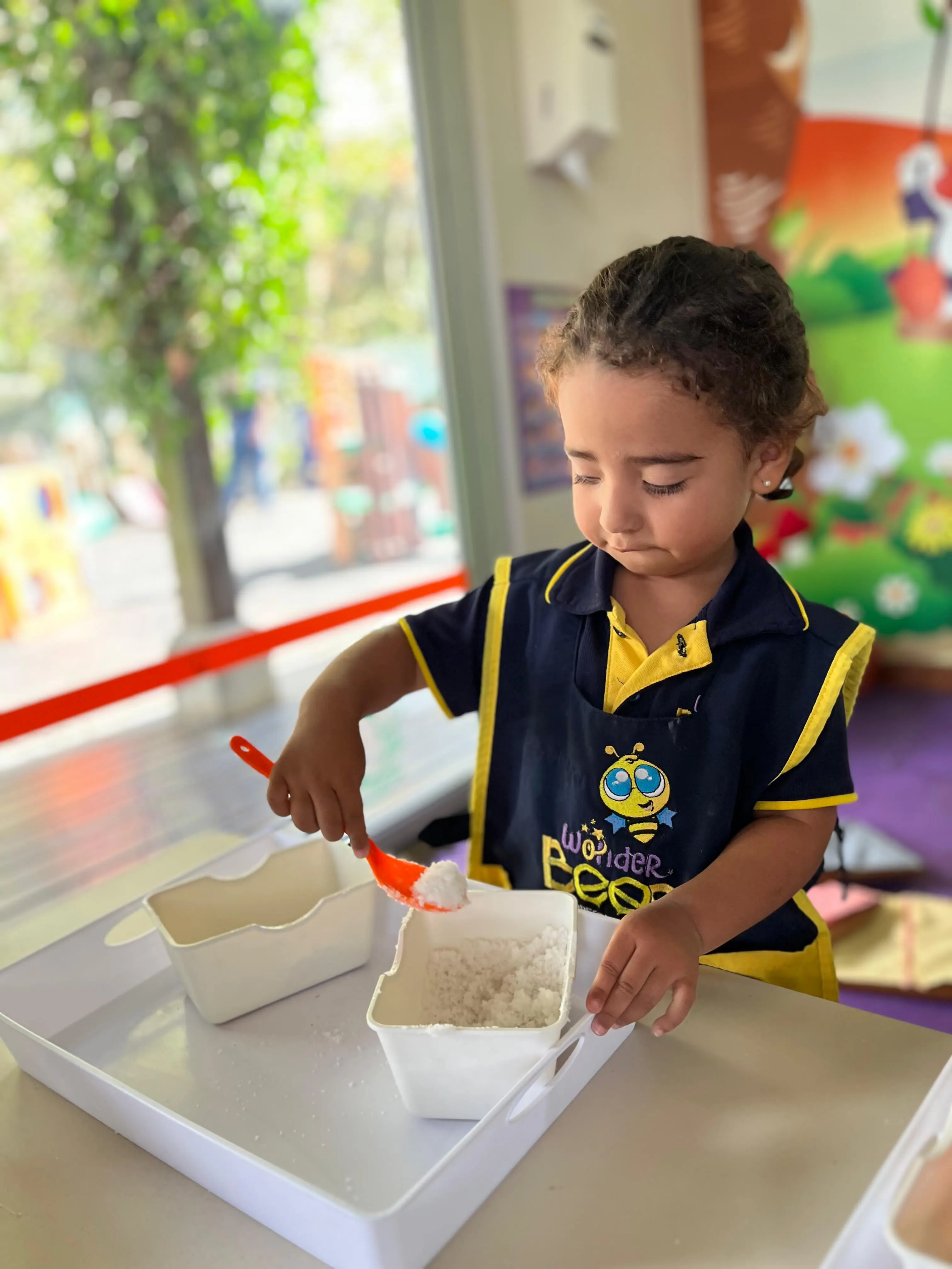 Actividad de exploración con materiales sensoriales Método Montessori, Colegio WonderBees Preschool, Cayalá zona 16