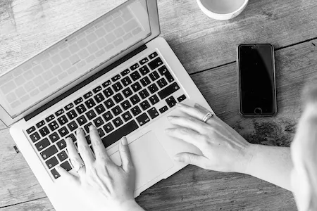 Laptop om online trainingen bij Nanneke van Drunen te volgen