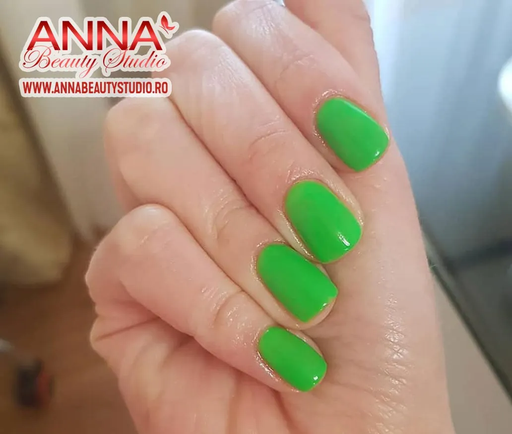 manichiura semipermanenta verde annabeautystudio.ro