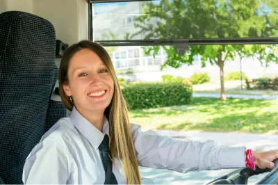 Ella conduciendo un autobus en alemania