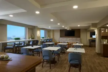 Renaissance Dallas Addison Hotel M Club Lounge