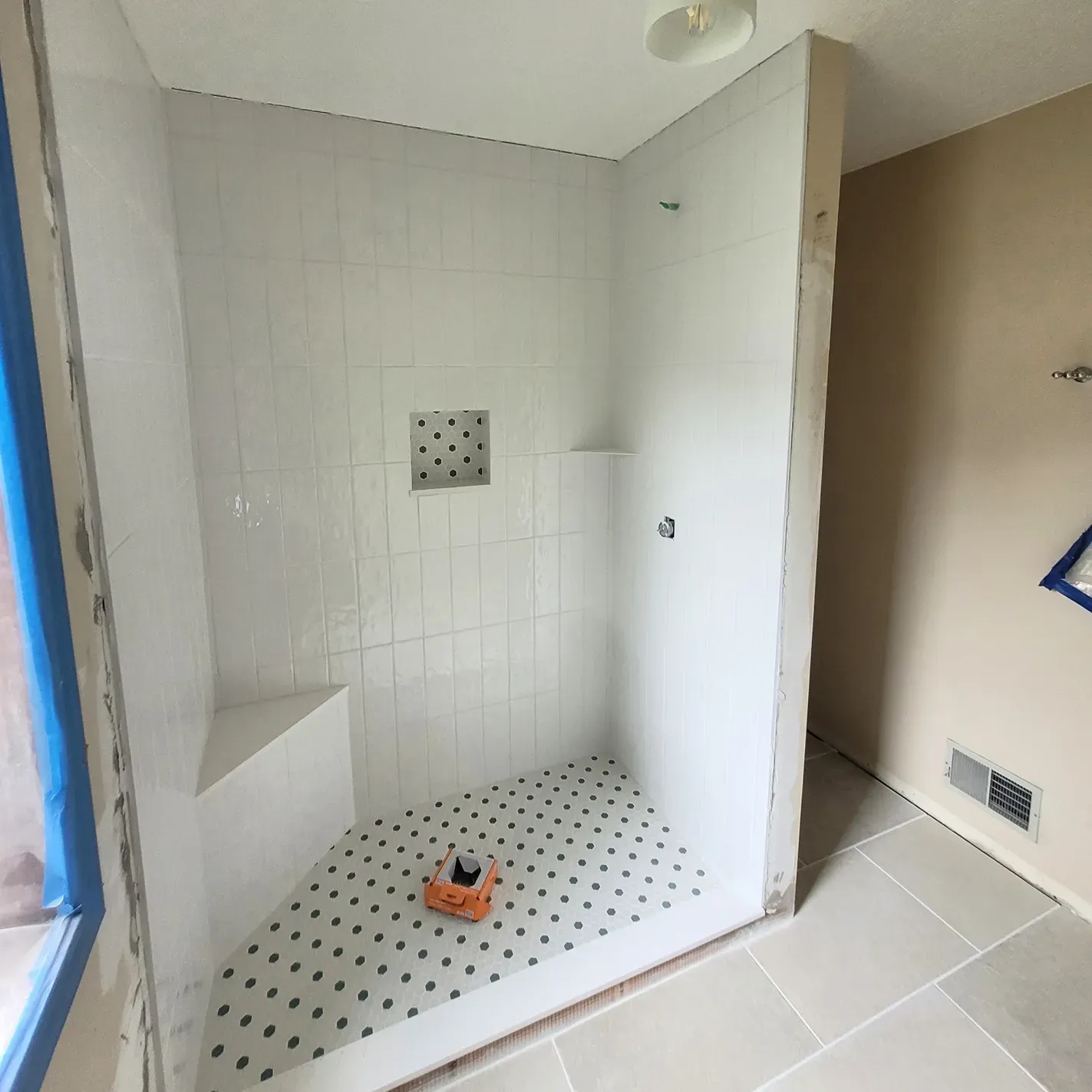 white tile shower with bench and nook 