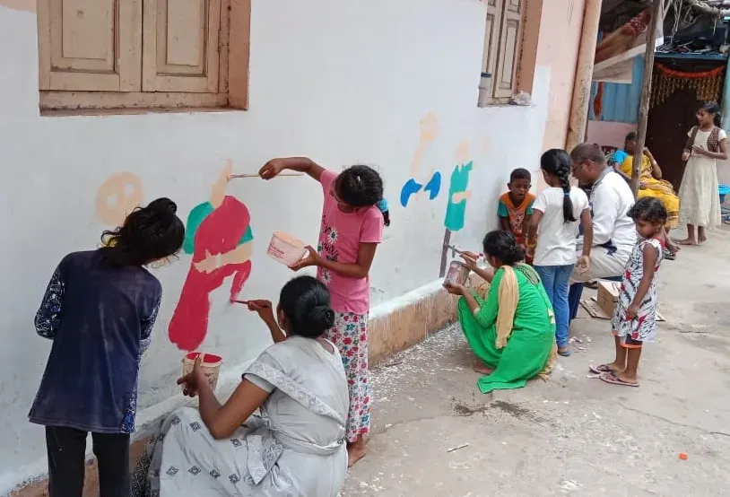 children paint on wall