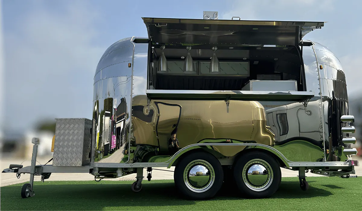 Airstream gastrotrailer 450 cm – dvojnápravový foodtrailer, vnútro 425×200×200 cm, AL-KO podvozok s COC