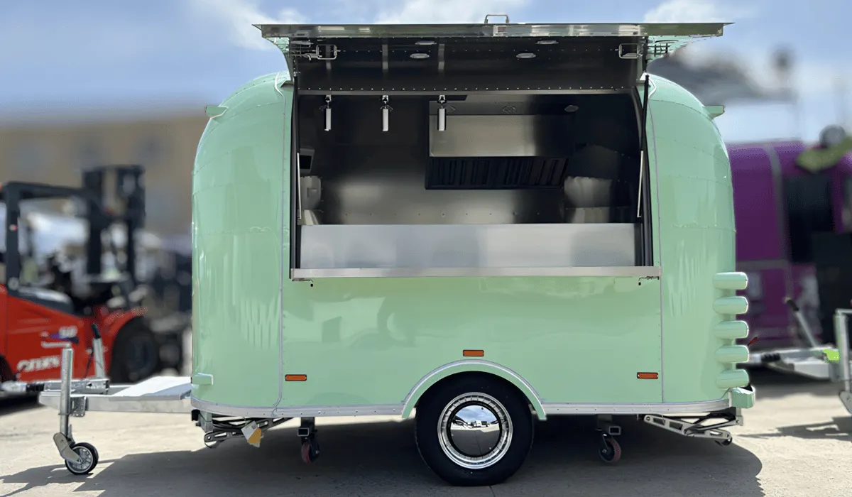 Airstream gastrotrailer 400 cm – jednonápravový foodtrailer na EU festivaly, vnútro 380×200×200 cm, COC