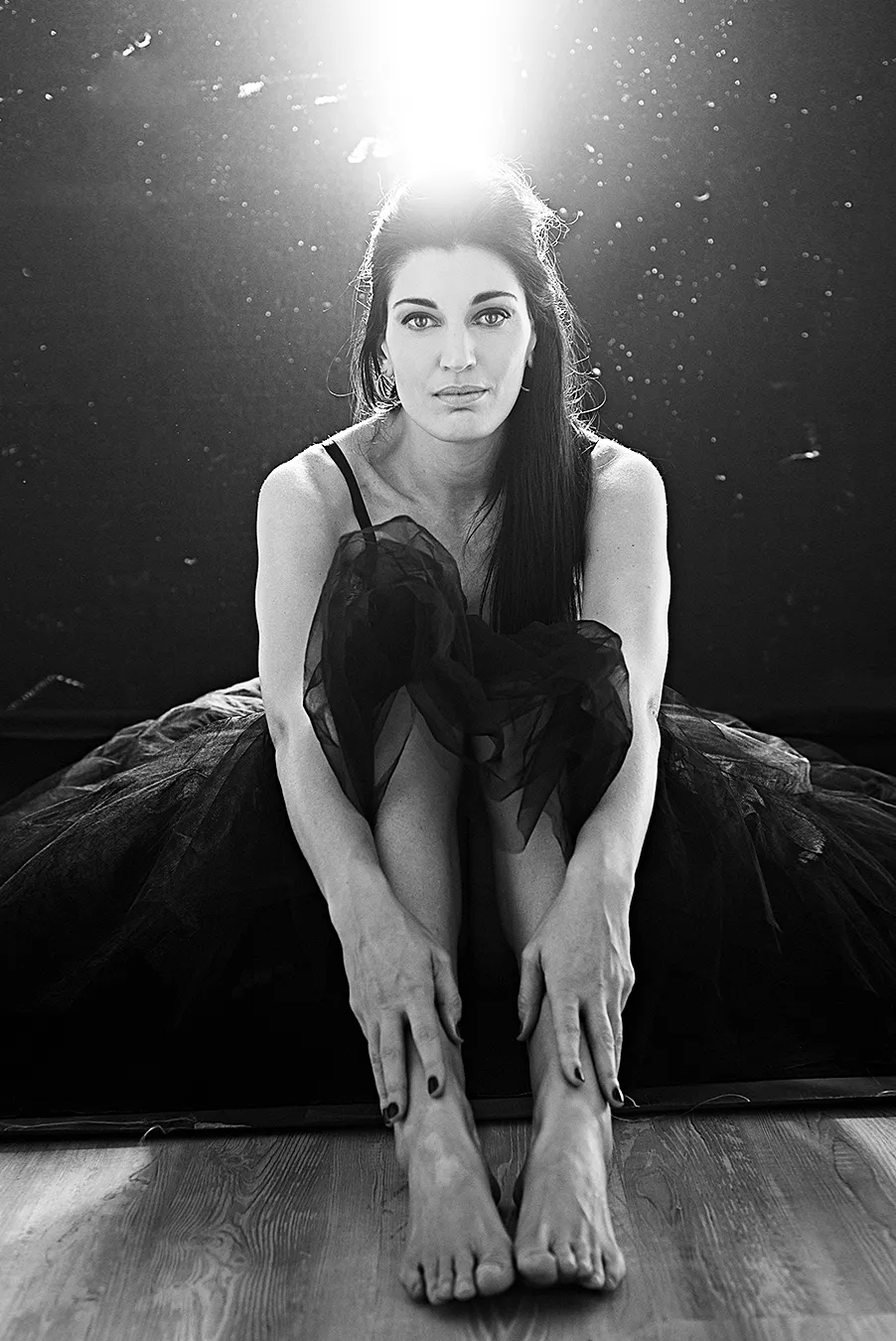 ritratto di donna con gonna in tulle, seduta per terra, fotografia professionale in bianco e nero, federica nardese fotografa di ritratto a milano