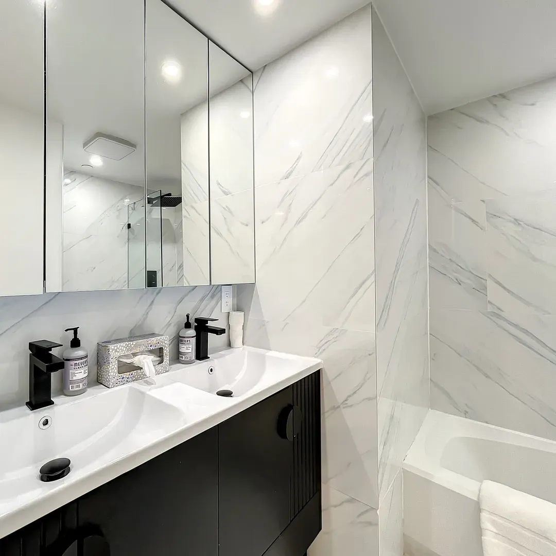 Bathroom Nr 1 with dimmer lights, a dual sink vanity