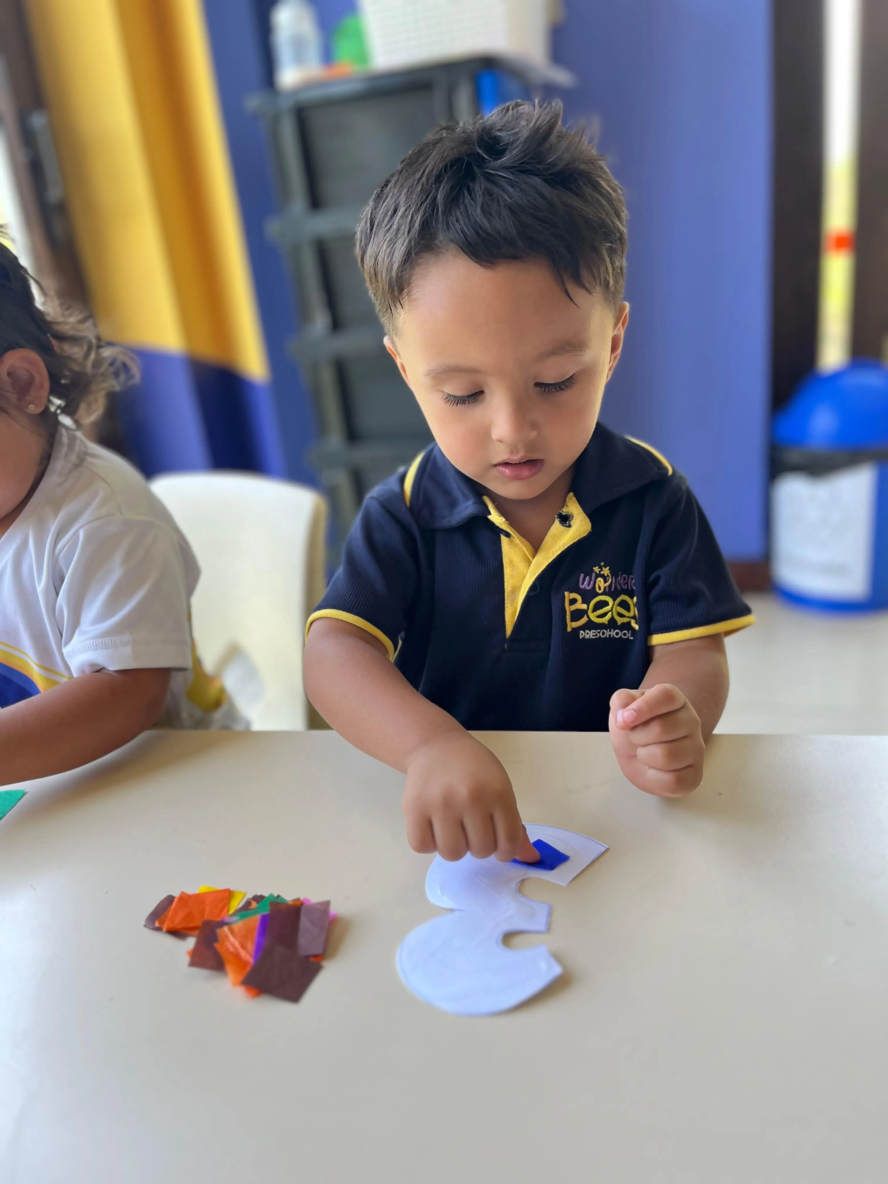 Niños explorando materiales Montessori en WonderBees Preschool, Cayalá zona 16 Guatemala