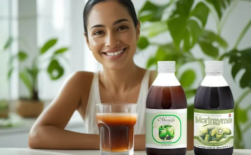 Vaso y Botellas de Morinzhi y Morinzyme de DXN, las bebidas de Noni rica en enzimas que apoya la salud digestiva y el equilibrio hormonal.
