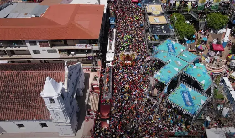 Carnaval crowds in Panama showcasing lively festivities and cultural celebrations