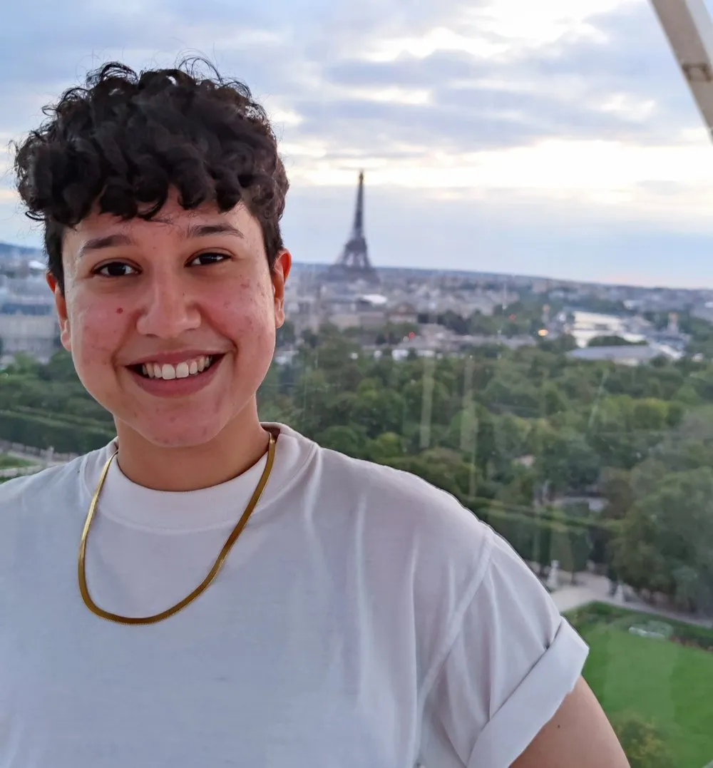Rocio Sanchez expert in marketing with the eifel tower in the background