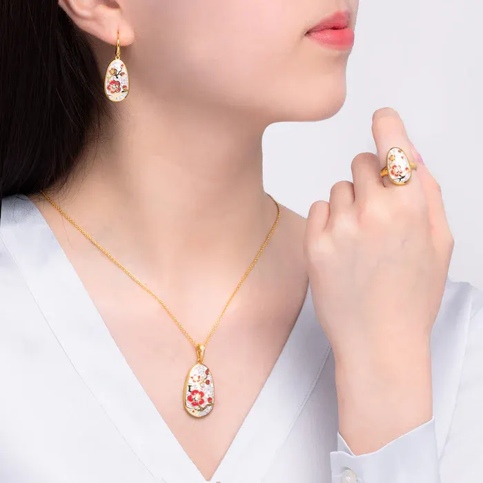 A lady wearing Shen Yun Collections jewelry