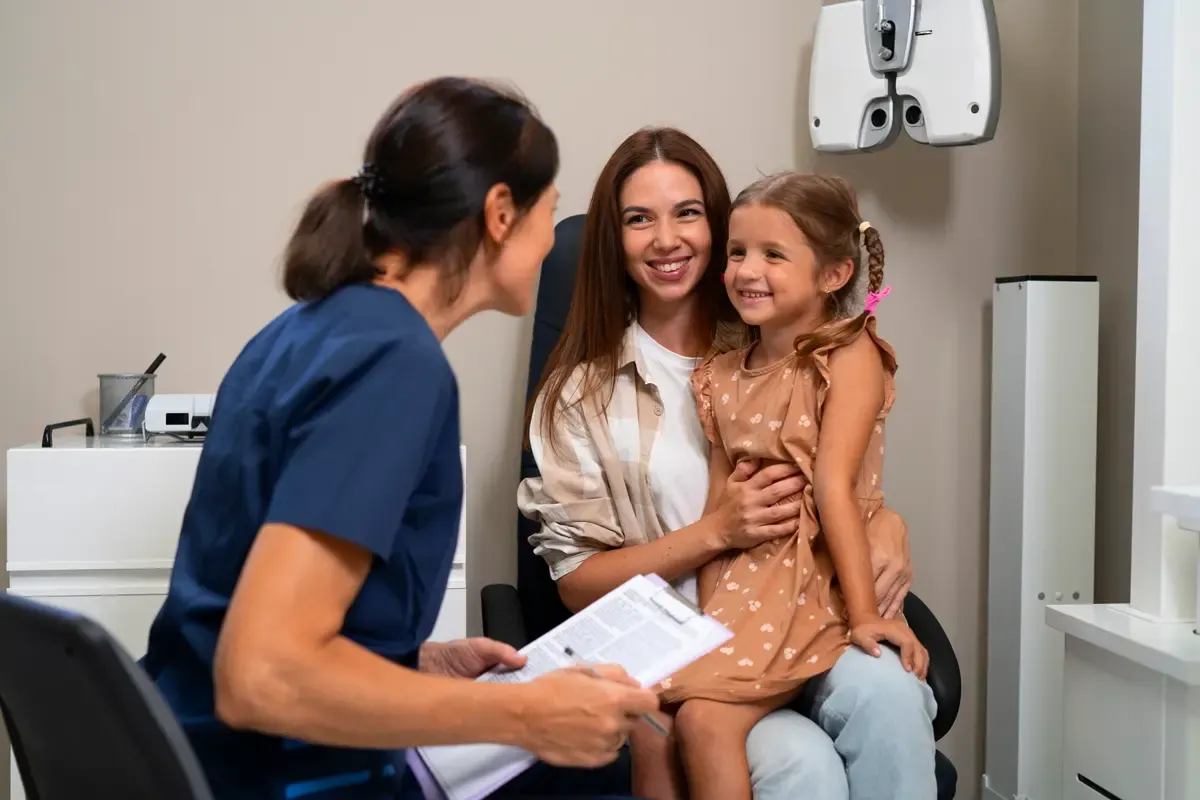 Família indo ao médico com Plano de Saúde
