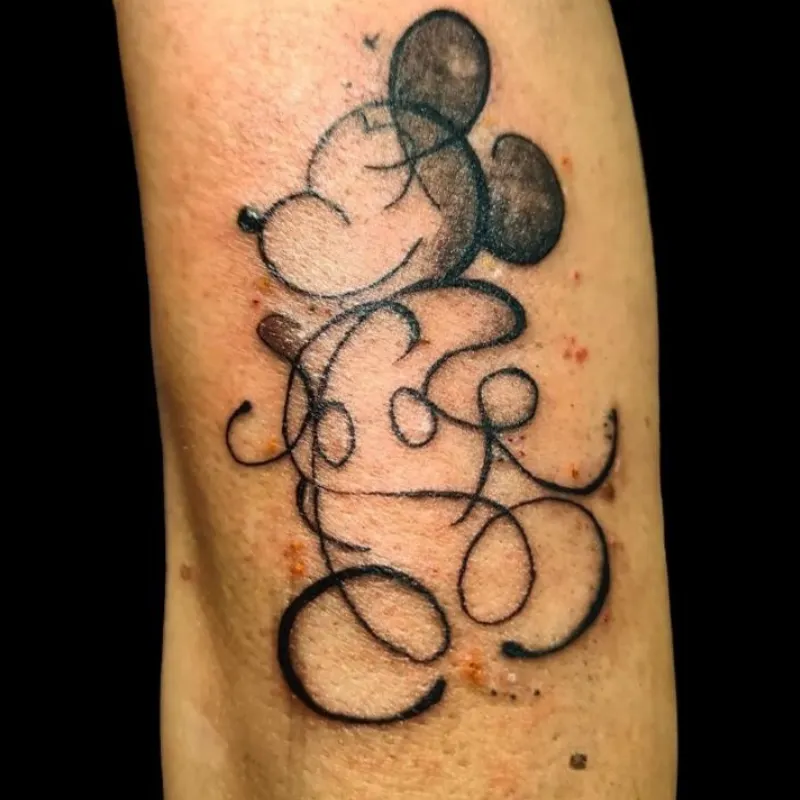 Imagen pequeña redonda como reseña que muestra un tatuaje de un bujo en un brazo