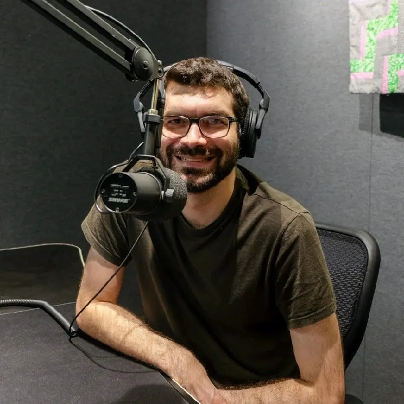 alexander howard at a microphone