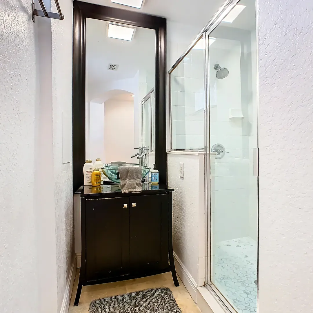 Bathroom #4 with Bathtub & Shower Combo