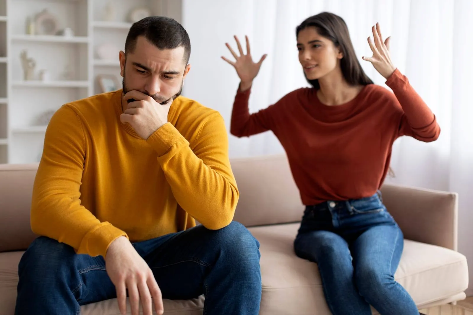 pareja-discutiendo-en-su-sala