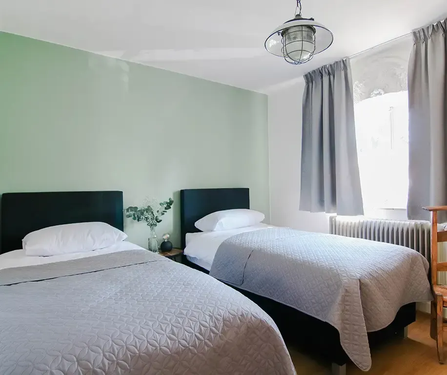 slaapkamer begane grond met 2 bedden retraitelocatie