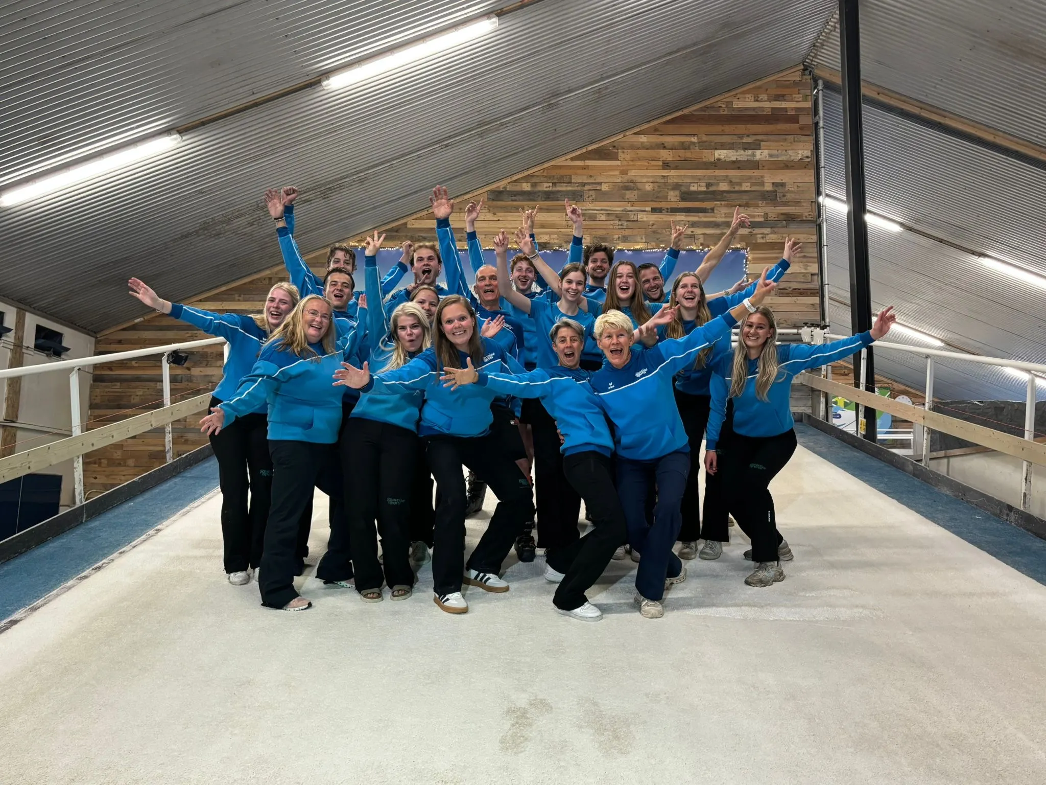 Skileraren en snowboardleraren va SnowiseSports