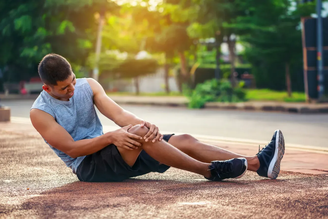 man with knee injury