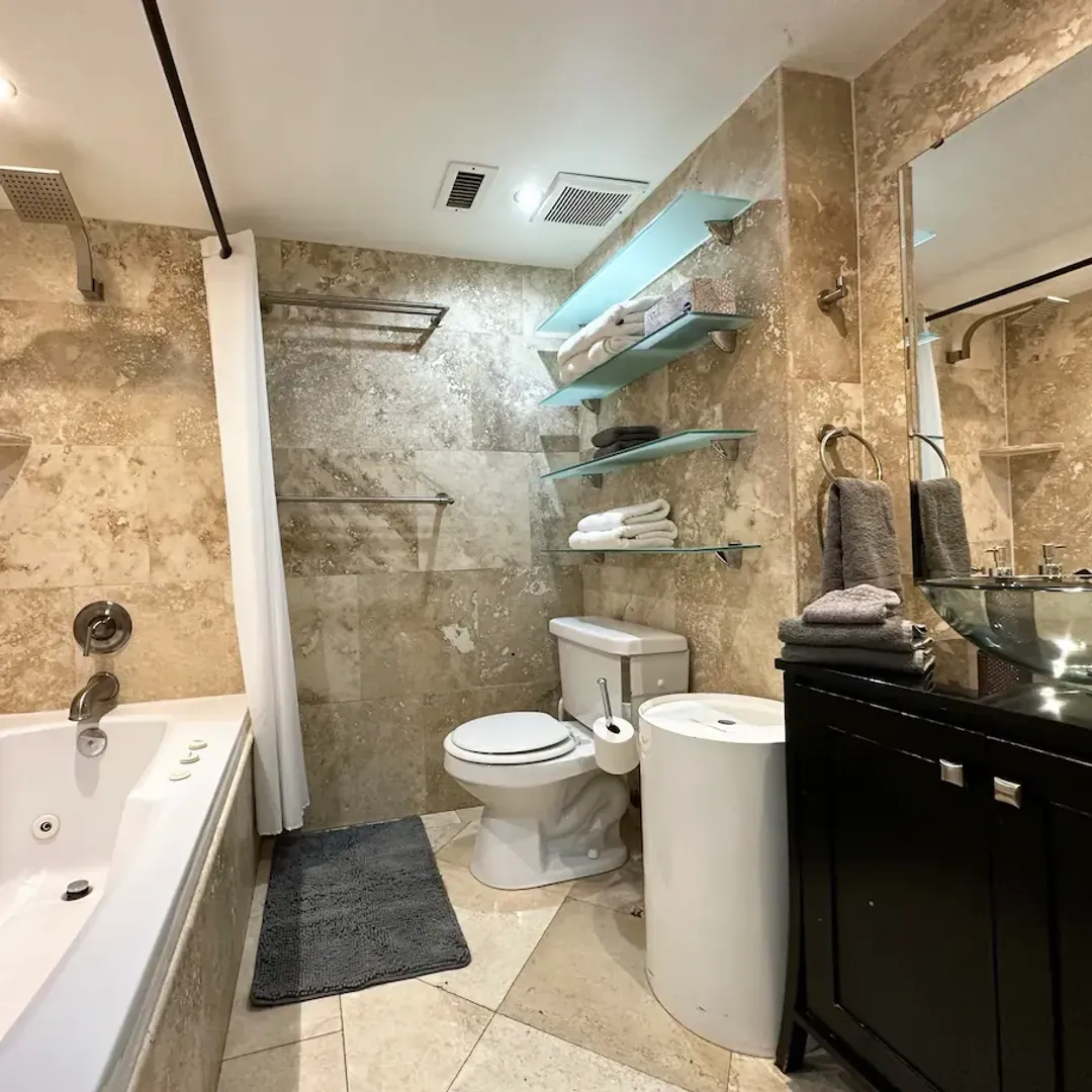 Bathroom Bliss: Experience Luxury with Jacuzzi Bathtub & Shower Nr. 2