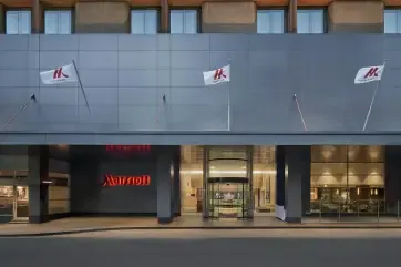 Melbourne Marriott Hotel  Entrance night