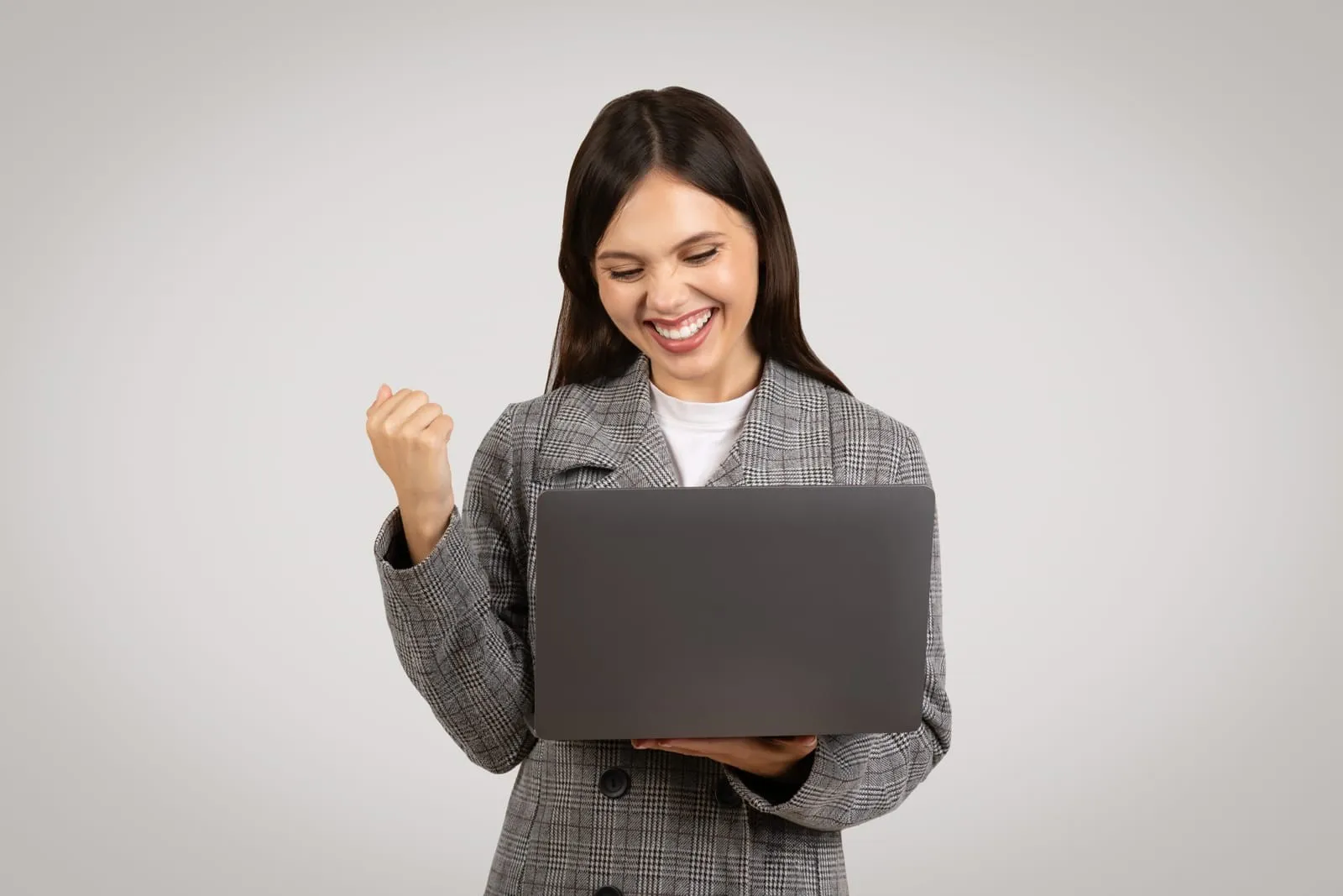 mujer-de-negocios-celebrando-frente-a-su-computadora