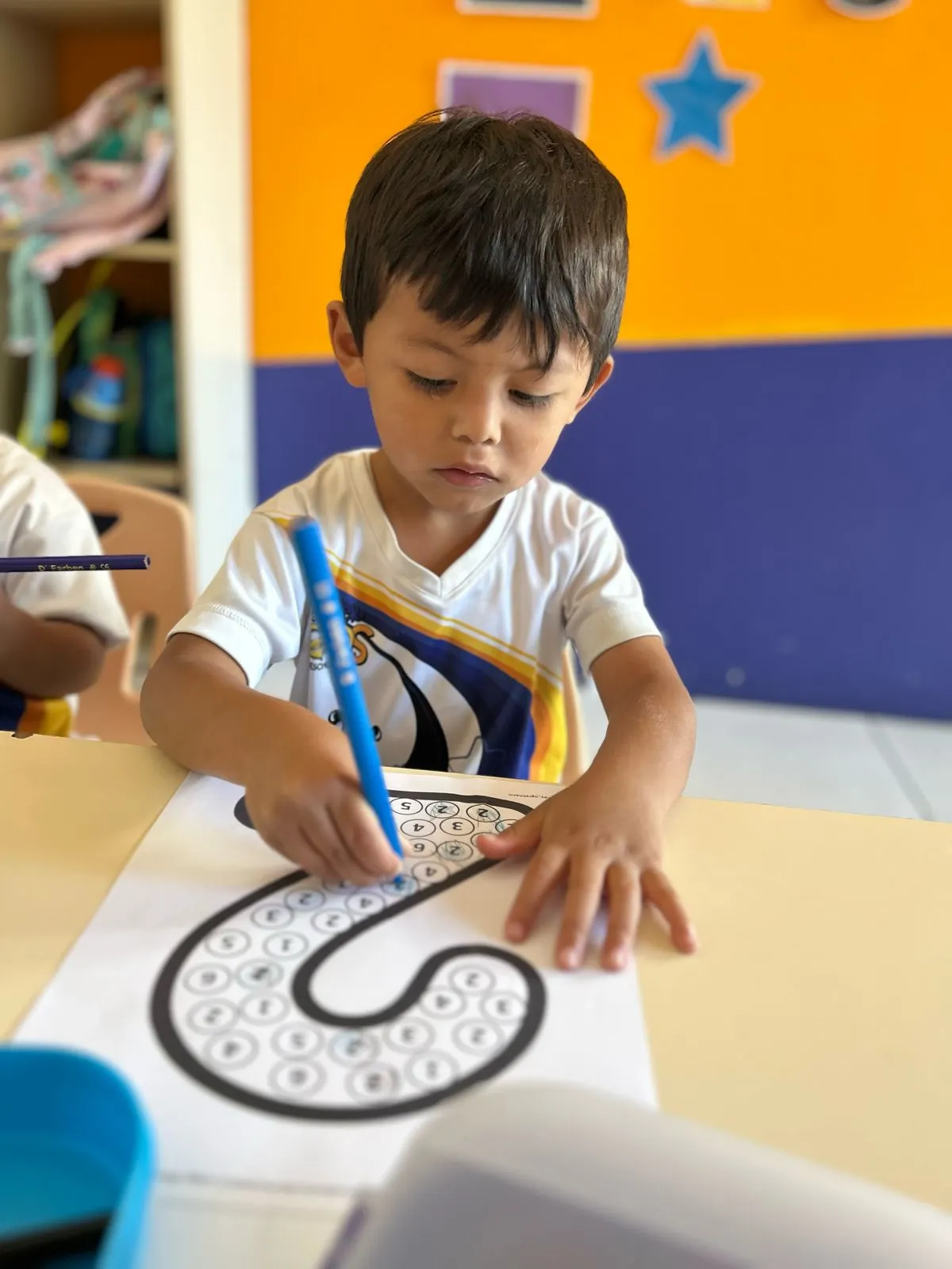 Niños resolviendo retos con Montessori en Colegio WonderBees, Cayalá zona 16
