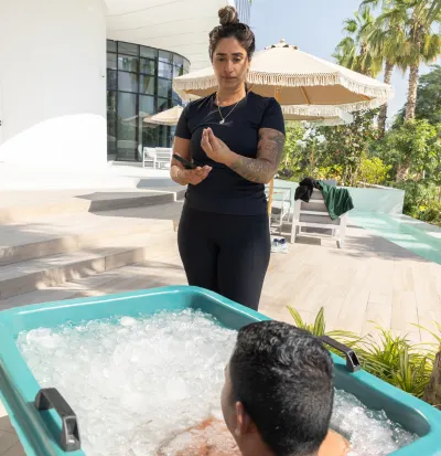 Guided ice bath session providing support and preparation for cold water immersion