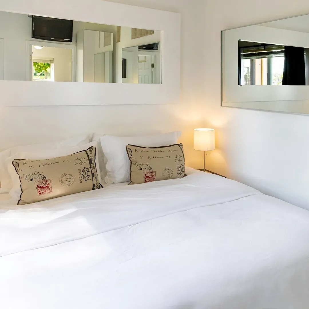 Flexible Comfort: King or Twin Setup in Bedroom Haven