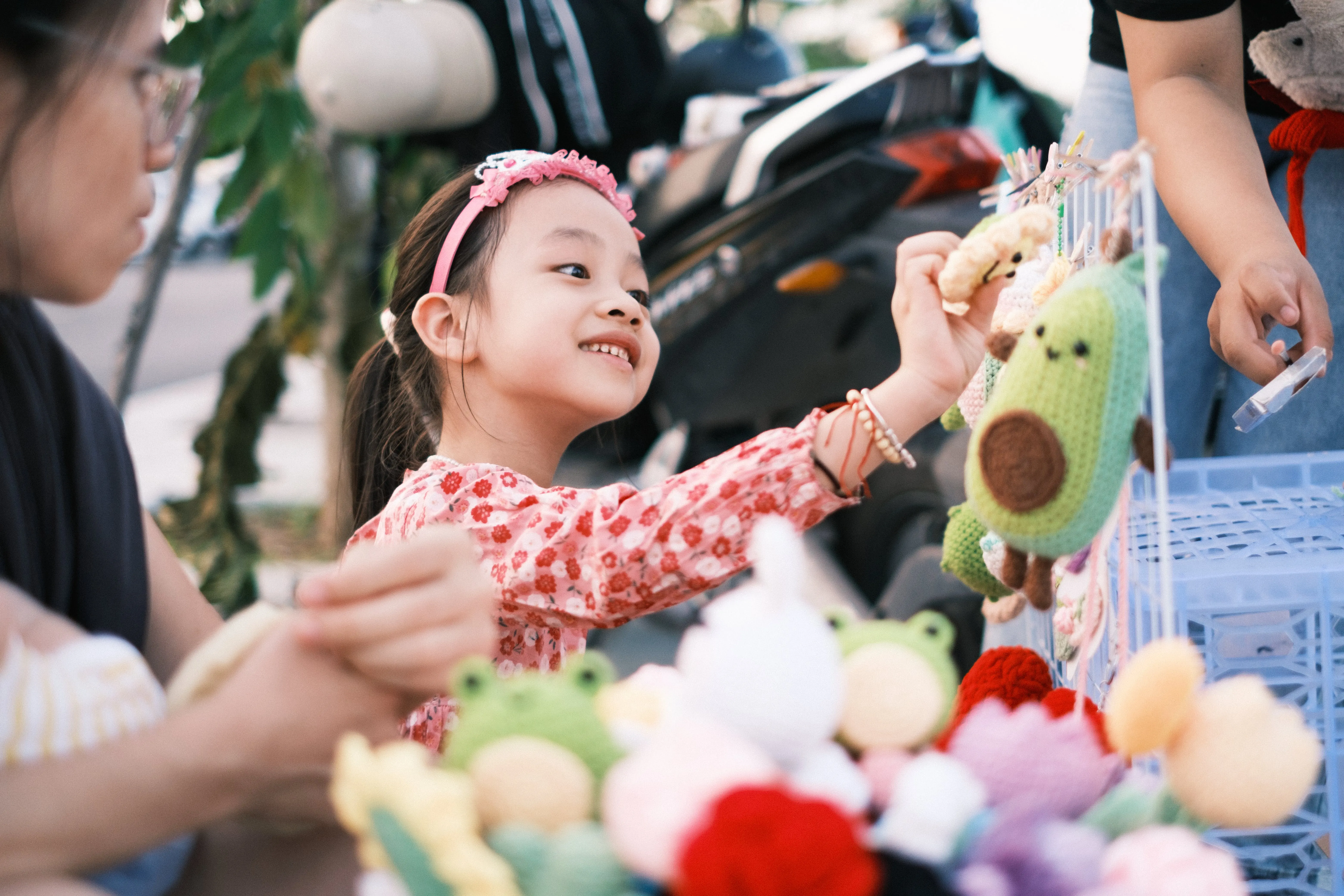 girl smiling and shopping