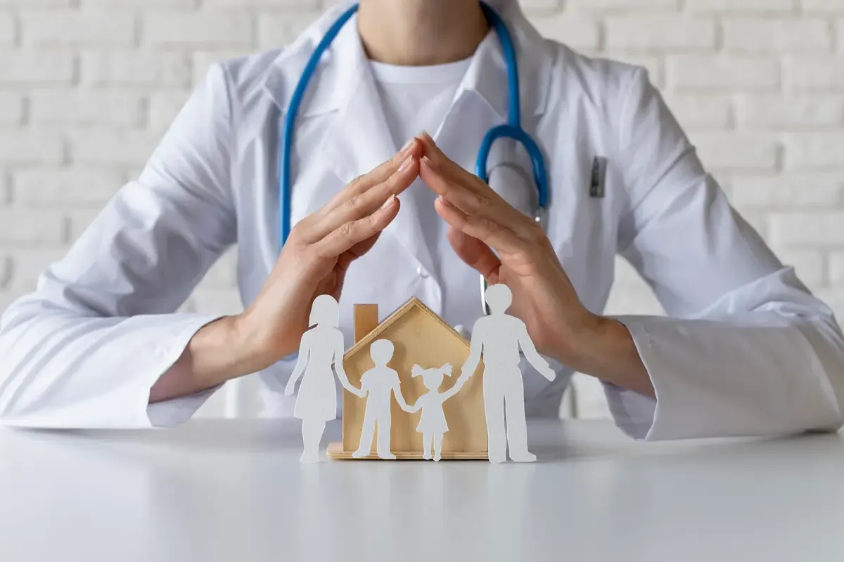 Médico protegendo saúde da família