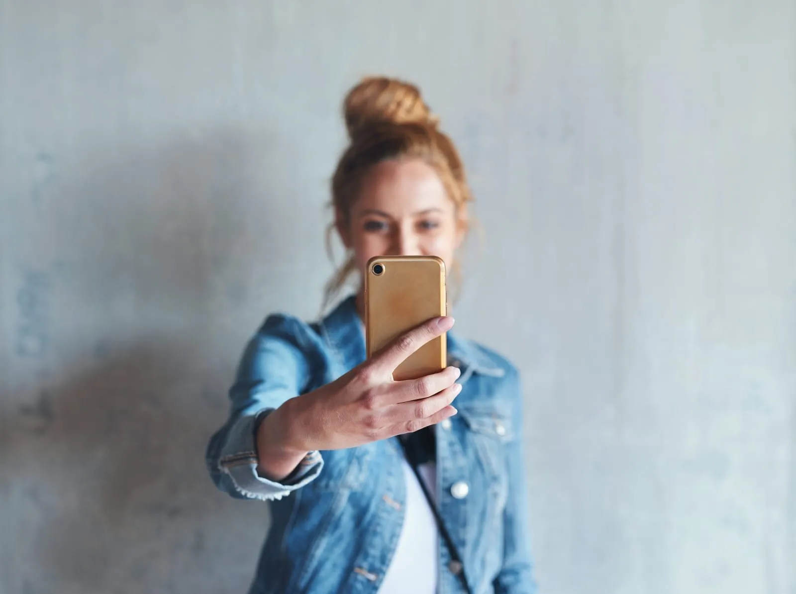 mujer-tomando-una-selfie